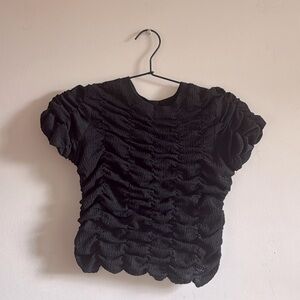 Black cropped ruched t shirt.